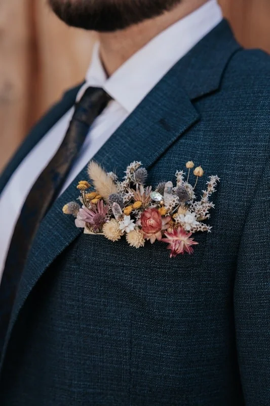 Bräutigam mit Einstecktuch aus Trockenblumen - Hochzeitsdetail aus einer Trauung von CisaBella in Halle