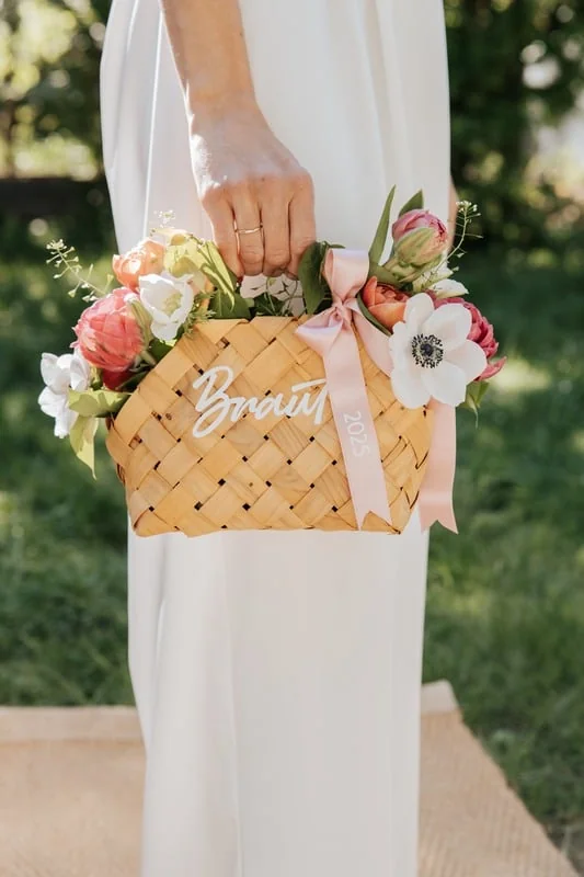 Braut-Körbchen mit Blumen und rosa Schleife - Hochzeitsaccessoires einer Hochzeit von CisaBella