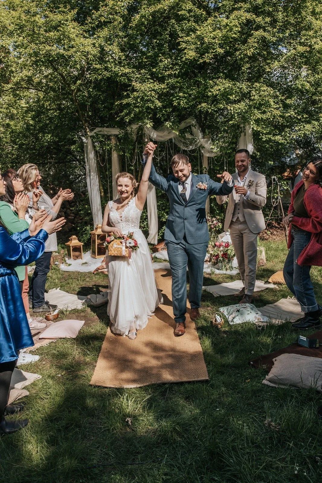 Brautpaar beim Auslauf unter dem JA-Bogen - freie Trauung in Halle, begleitet von Hochzeitsplanerin CisaBella
