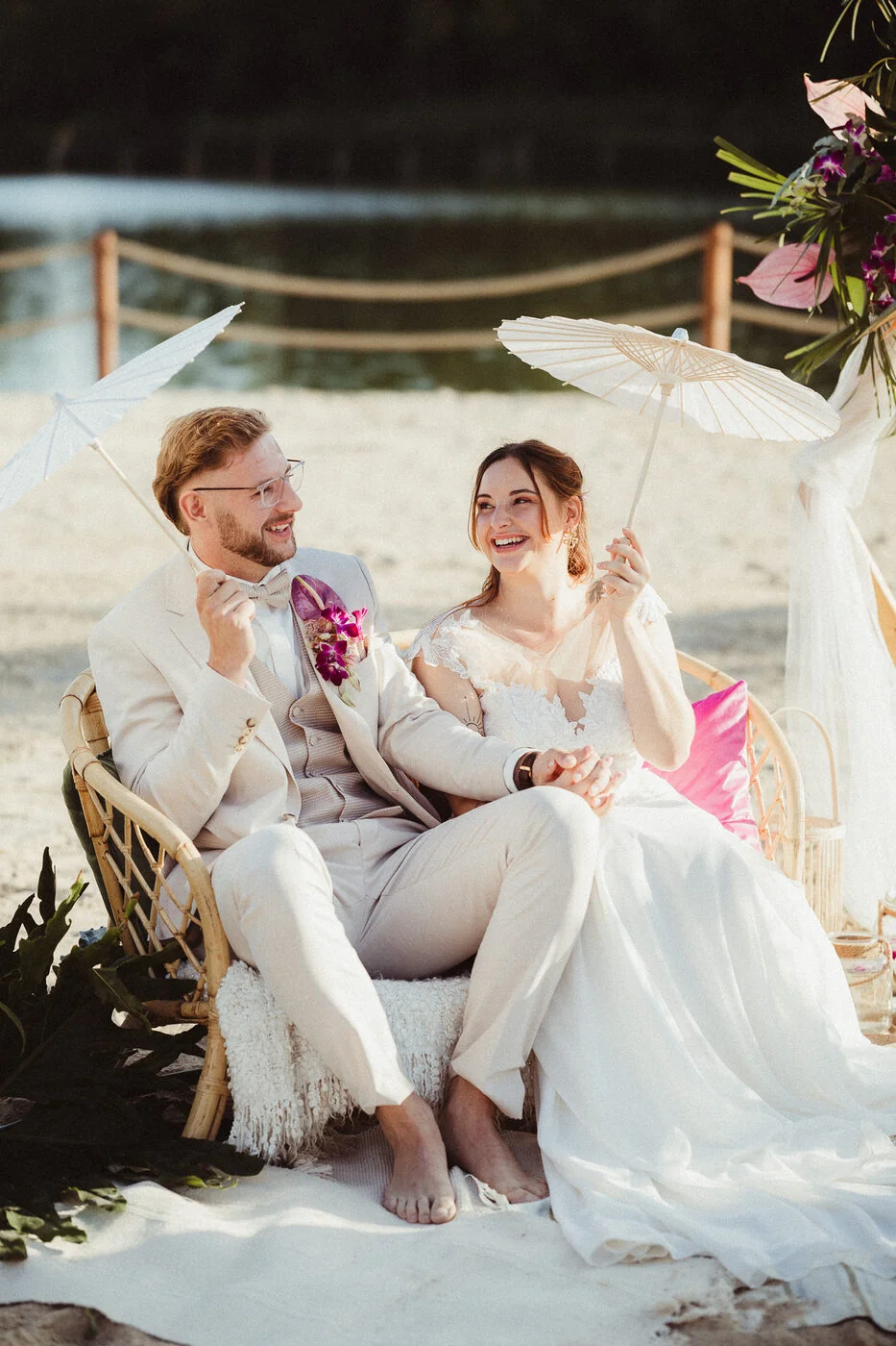 Brautpaar mit Papier-Sonnenschirmen am See - Styled Shoot Pappelbeach von CisaBella, alternative Hochzeitsplanerin Halle