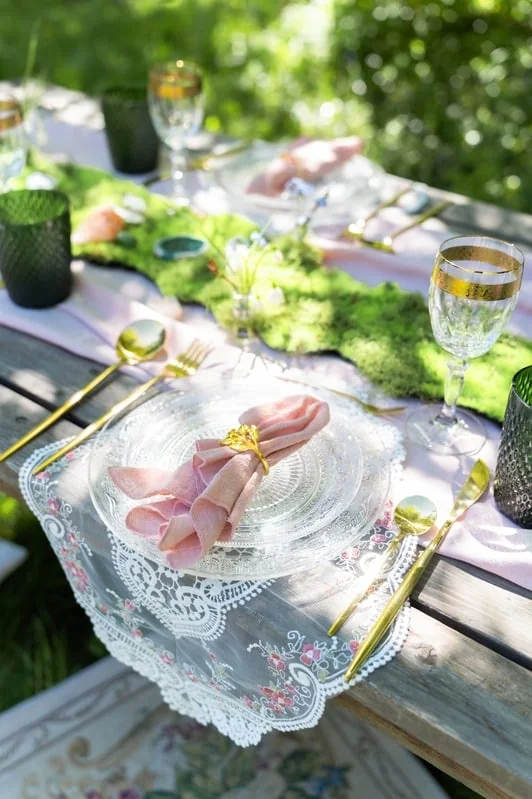 Märchenhafte Tischdekoration mit Spitzendeckchen und goldenem Besteck - Hochzeitsplanung CisaBella
